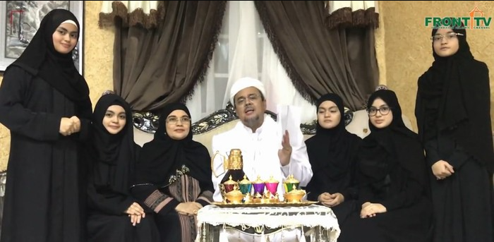 Pemimpin Front Pembela Islam (FPI), Rizieq Syihab bersama keluarga. (Foto: YouTube Front TV)