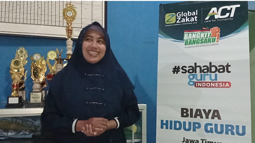 Ustadzah Milna Himawati merasa bersyukur sekali mendapat bantuan dari Program Sahabat Guru Indonesia dari Global Zakat ACT. (Foto: ACT)