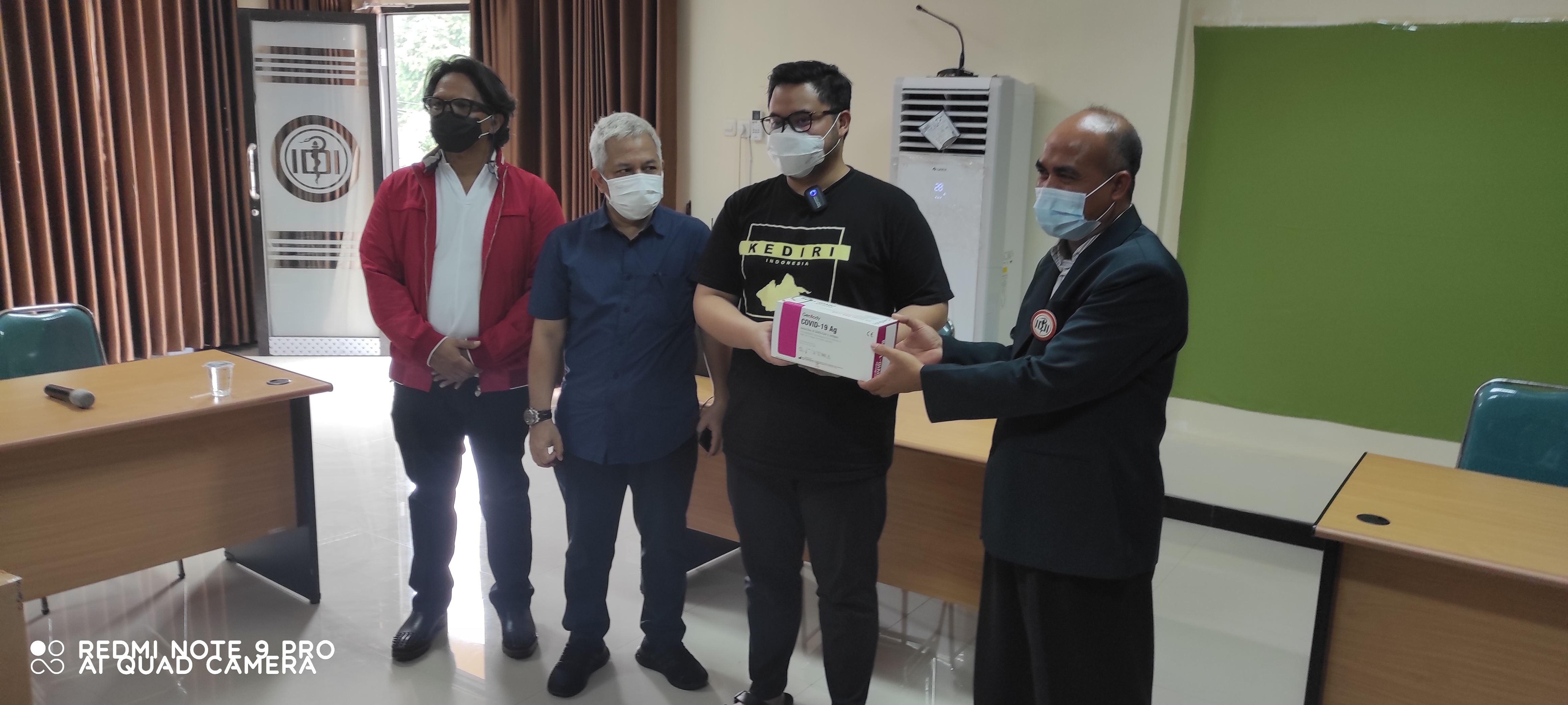 Cabup Kediri Hanindhito Himawan Pramono berikan bantuan 5 ribu swab antigen. (Foto: Istimewa)