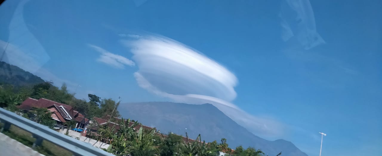 Fenomena awan lenticularis di Malang (Foto: Istimewa)