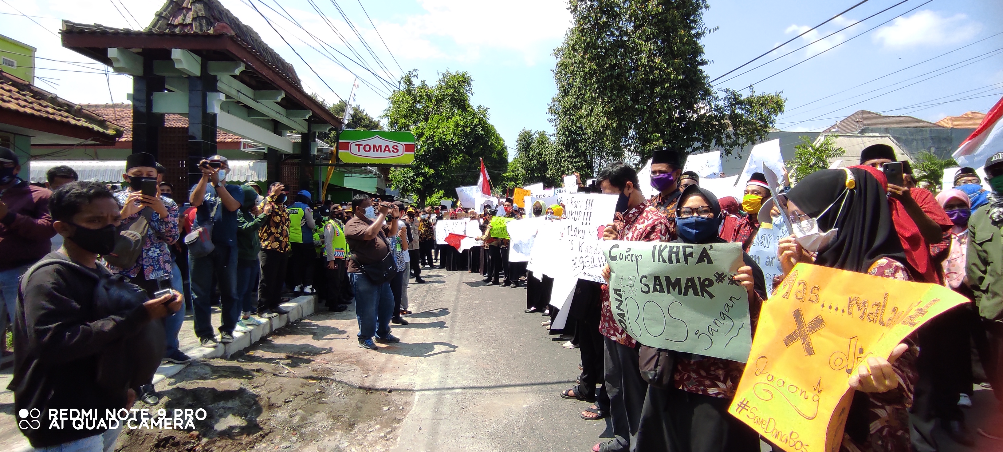 Para guru madrasah datangi kantor Kementerian Agama (Kemenag) Kabupaten Kediri. Mereka menggelar aksi damai, Kamis 5 November 2020. (Foto: Fendhy Plesmana/Ngopibareng.id) 