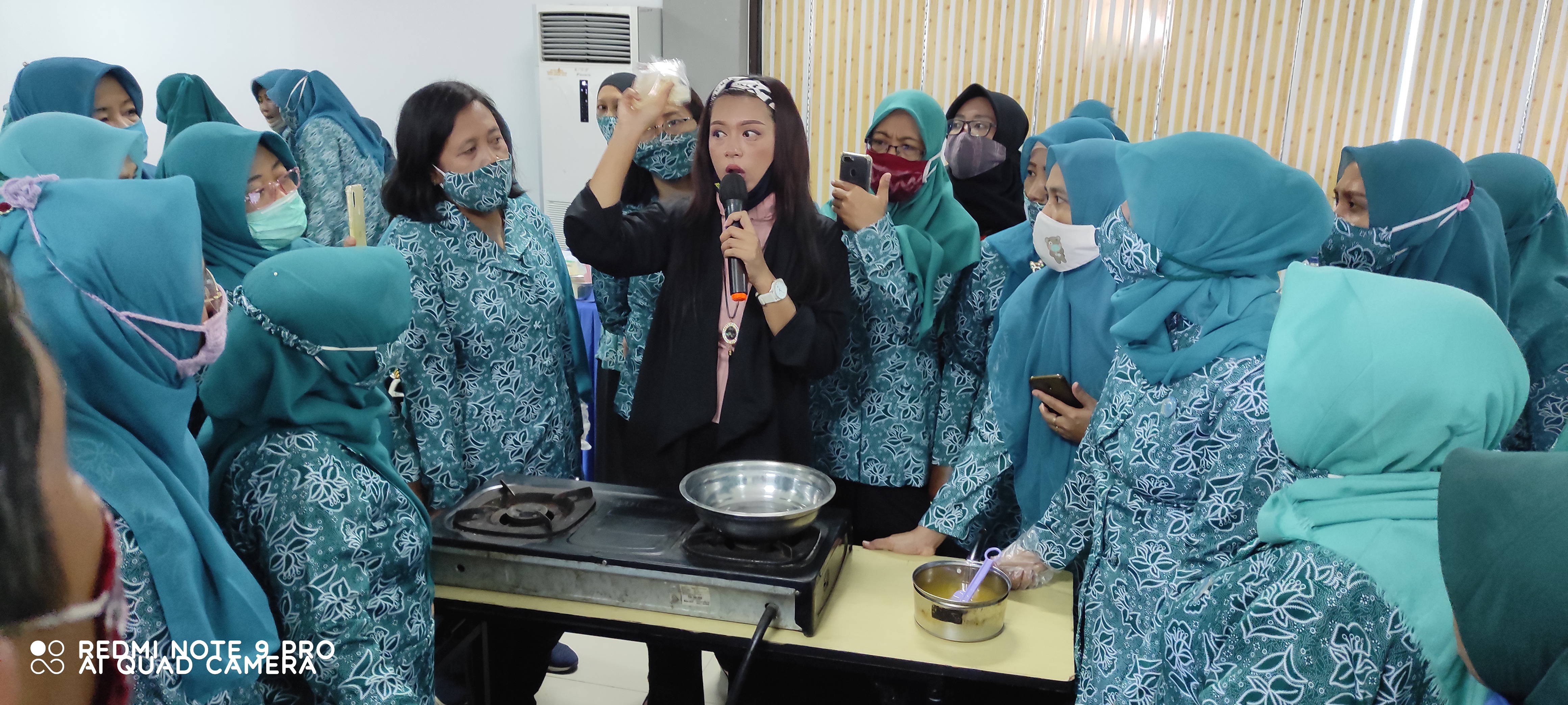 Pelatihan limbah rumah tangga berupa minyak jelantah atau minyak bekas pakai diolah menjadi sabun cuci. (Foto: Fendhy Plesmana/Ngopibareng.id) 