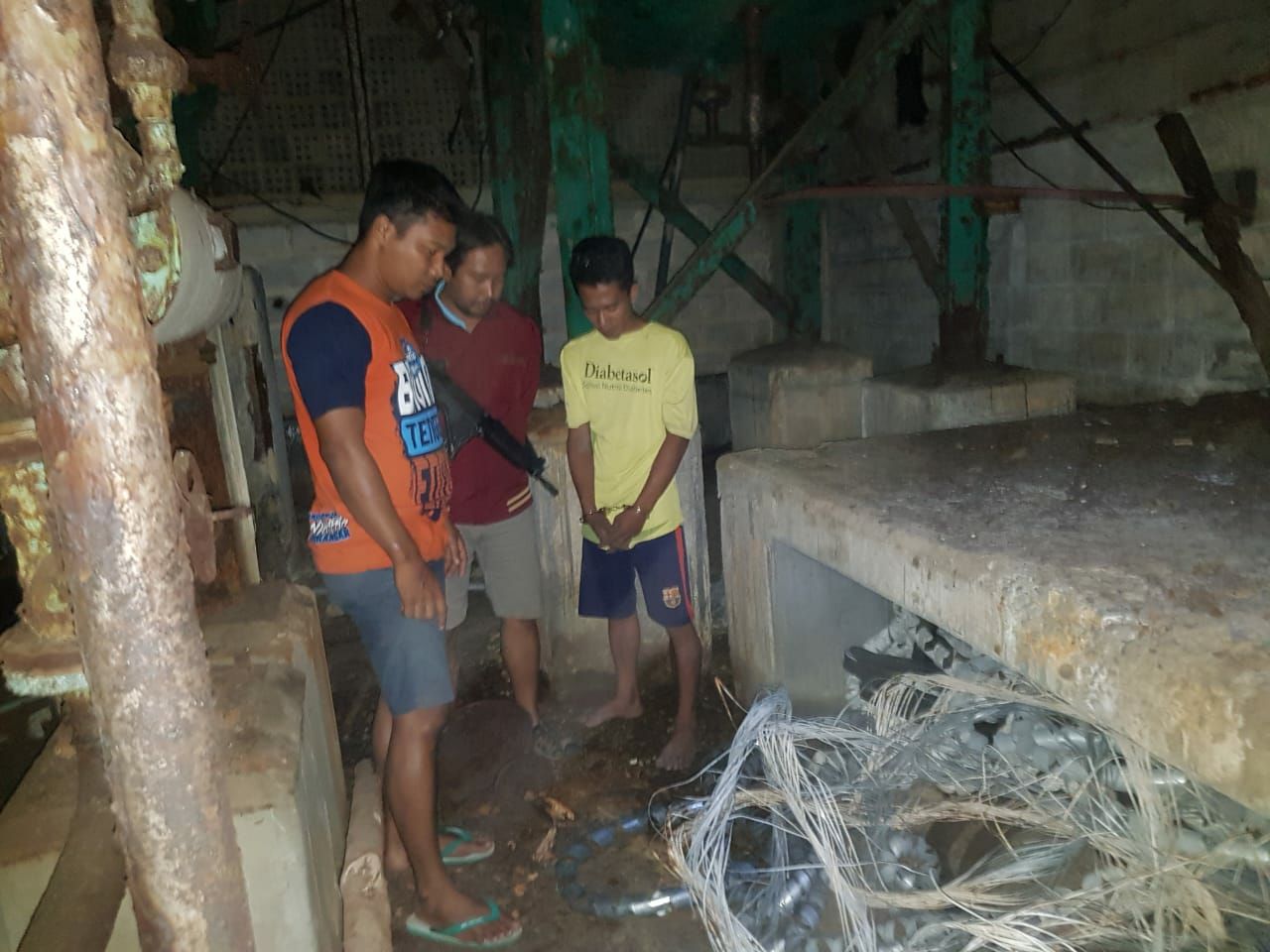 Pelaku pencuri kabel tembaga di pabrik PT Kertas Leces (PTKL), Kabupaten Probolinggo. (foto: Ikhsan Mahmudi/Ngopibareng.id)