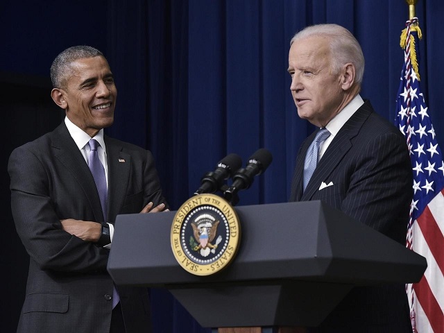 Joe Biden bersama mantan Presiden Amerika Serikat (AS), Barack Obama. (Foto: The Guardian)
