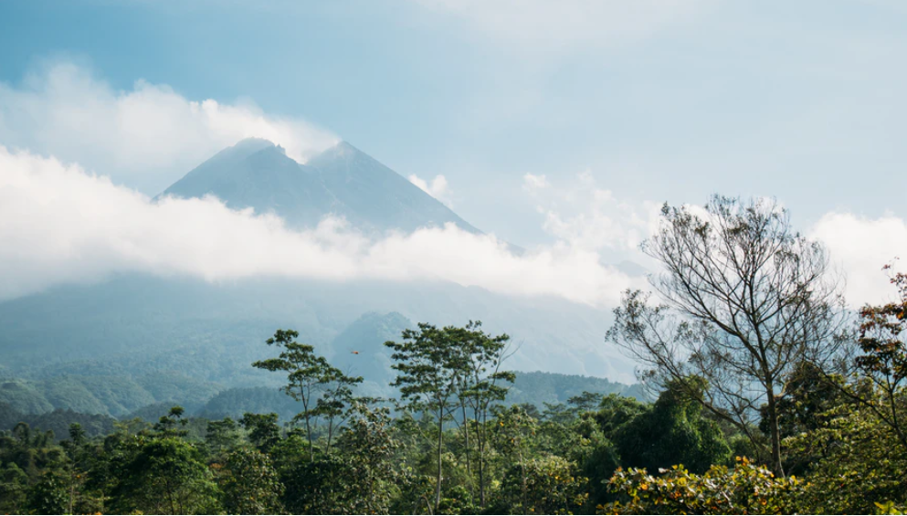 Gunung Merapi berstatus siaga. (unsplash.com)