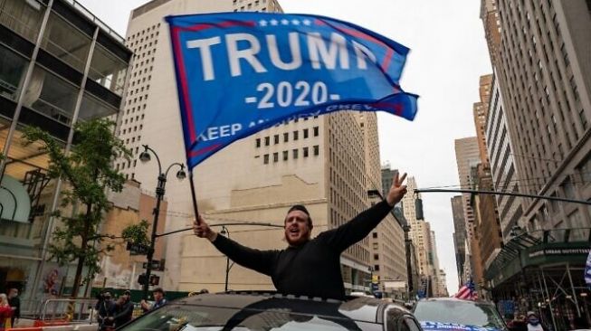 Aksi pendukung Donald Trump yang menolak hasil penghitungan suara Pilpres Amerika Serikat 2020. (Foto: AFP)