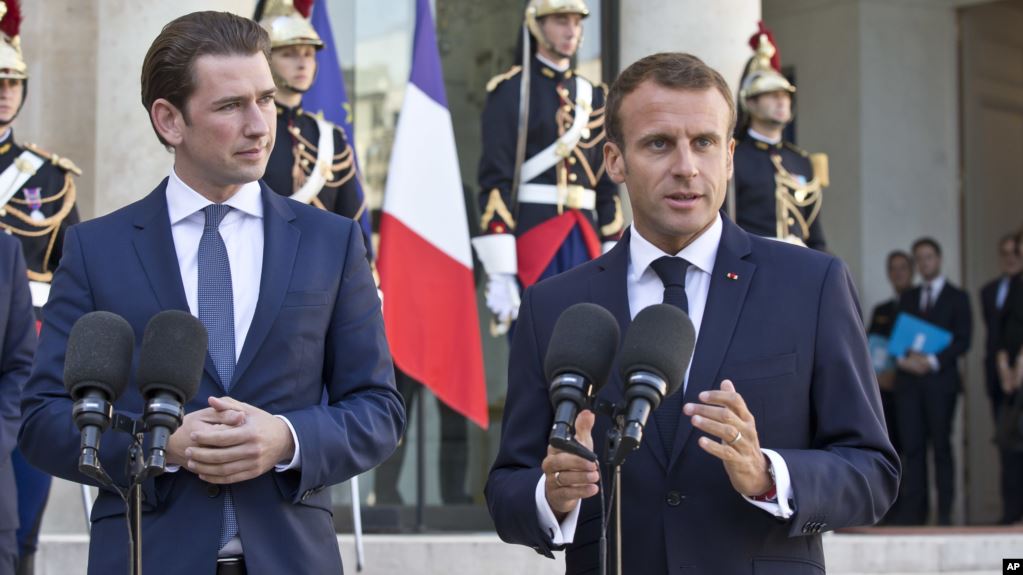 Kanselir Austria Sebastian Kurz (kiri) dan Presiden Perancis Emmanuel Macron dalam pertemuan di Istana Elysee, Paris. (Foto: dok).