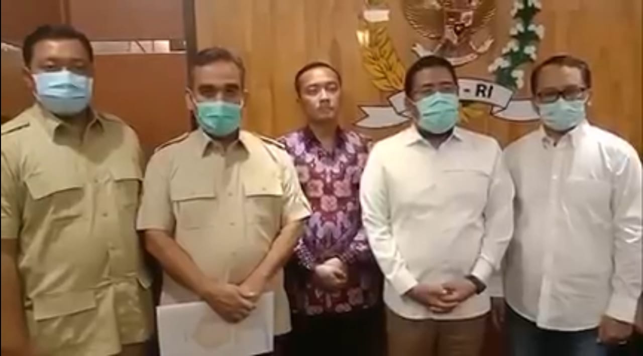 Sekjen DPP Partai Gerindra, Ahmad Muzani (dua dari kiri) saat pemberian surat keputusan kepada Plt Ketua DPD Gerindra Jatim, Anwar Sadad di Gedung DPR RI, Jakarta, Kamis 5 November 2020. (Istimewa)