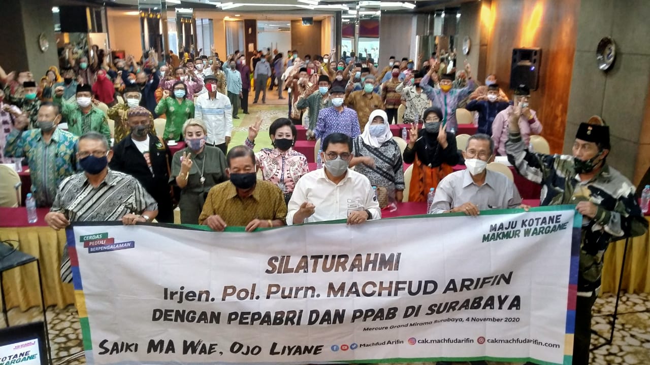 Cawali Surabaya, Machfud Arifin (tengah) berfoto bersama dengan PEPABRI dan PPAD di Hotel Mercure, Surabaya, Jumat 6 November 2020. (Foto: Fariz Yarbo/Ngopibareng.id)