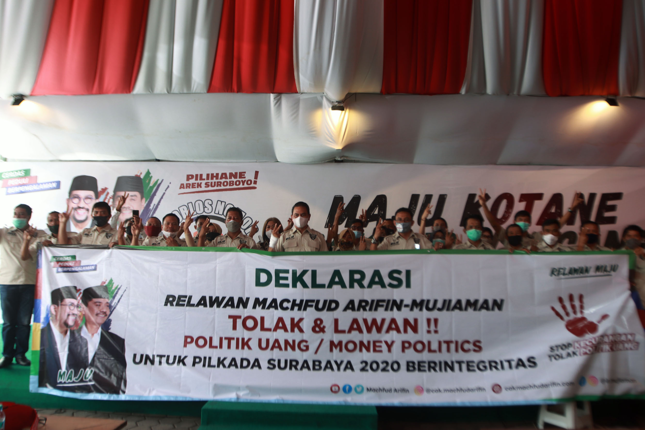 Relawan MAJU usai melakukan deklarasi di Posko Pemenangan MAJU, Jalan Basuki Rahmat, Surabaya, Jumat 6 November 2020. (Foto: Fariz Yarbo/Ngopibareng.id)