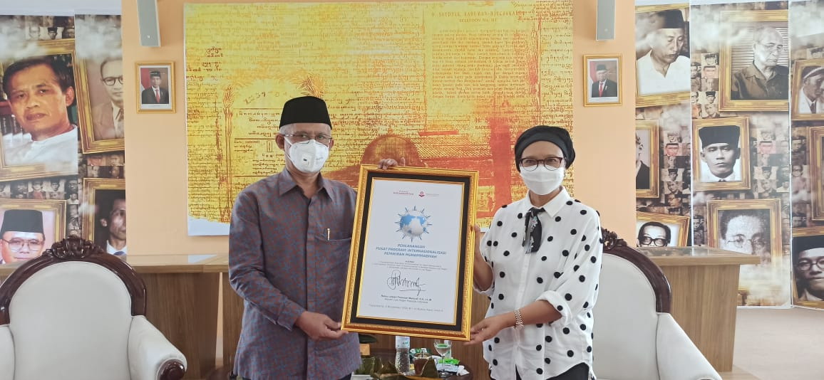 Ketua Umum PP Muhammadiyah Haedar Nashir bersama Menteri Luar Negeri Retno L Marsudi di kantor PP Muhammadiyah. (Foto: md.or.id)