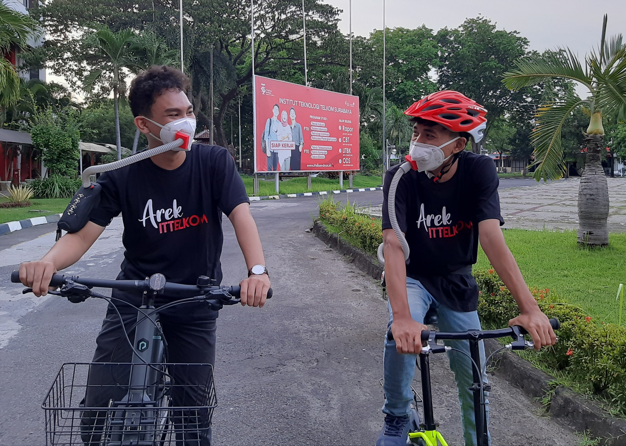 Rafi dan Bagus menunjukan masker portable buatan timnya untuk berolahraga sepeda. (Foto: Pita Sari/Ngopibareng.id)