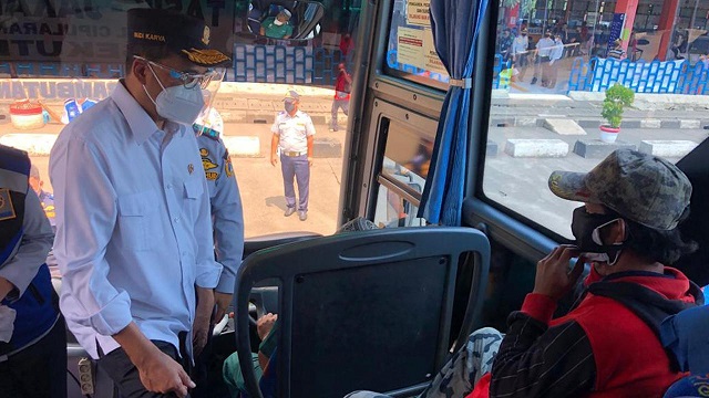 Menteri Perhubungan Budi Karya Sumadi (kiri) mengedukasi penumpang yang masih banyak menggunakan masker scuba untuk memakai masker medicated atau berlapis. (Foto: Dok. Kemenhub)