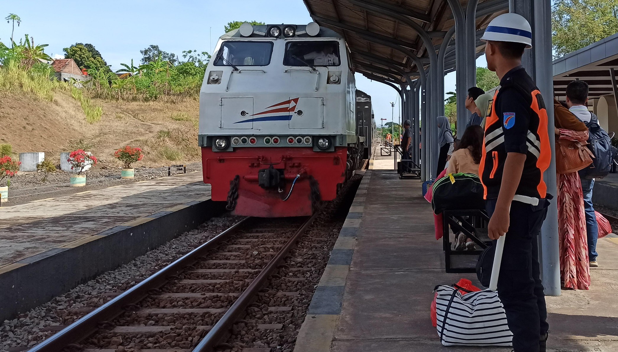 Calon penumpang bersiap naik ke KA di Stasiun Banyuwangi Kota. (Foto: Muh Hujaini/Ngopibareng.id)