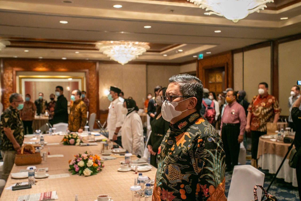 Hasto Kristiyanto dan Eri Cahyadi-Armuji, ketika bertemu dengan para pengusaha Surabaya. (Foto: PDI Perjuangan)