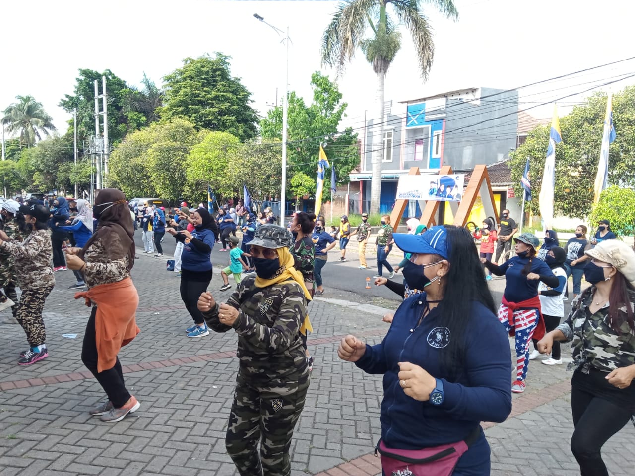 Puluhan ibu-ibu warga Kelurahan Sawojajar, Kedungkandang, Kota Malang saat melakukan senam zumba anti corona (Foto: Lalu Theo/ngopibareng.id)