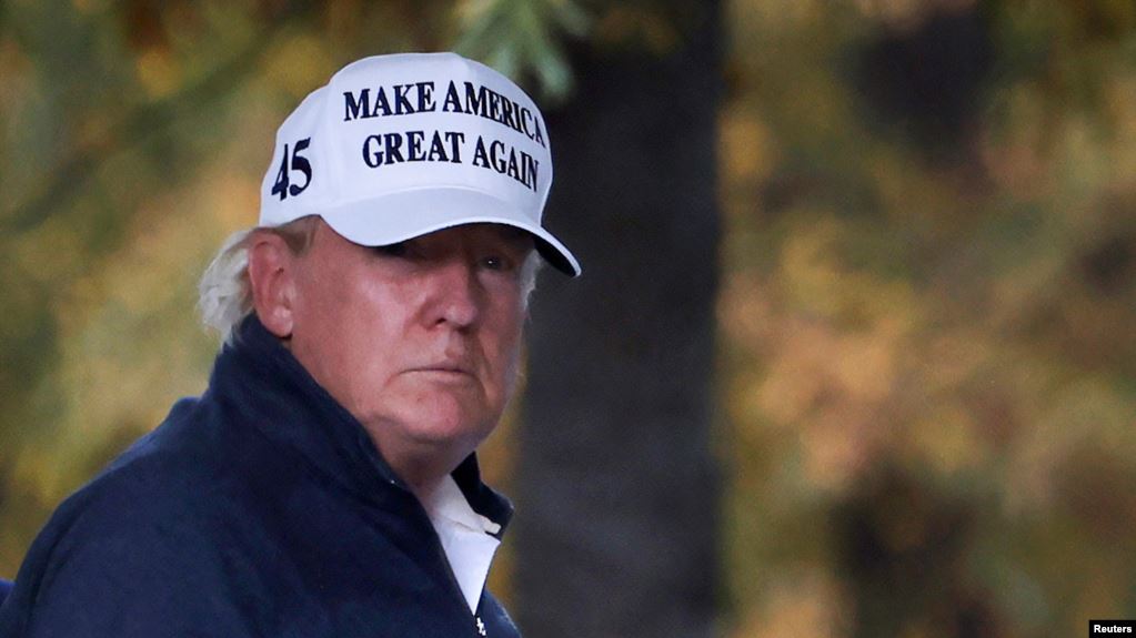 Presiden AS Donald Trump sibuk main golf. (Foto: voa)