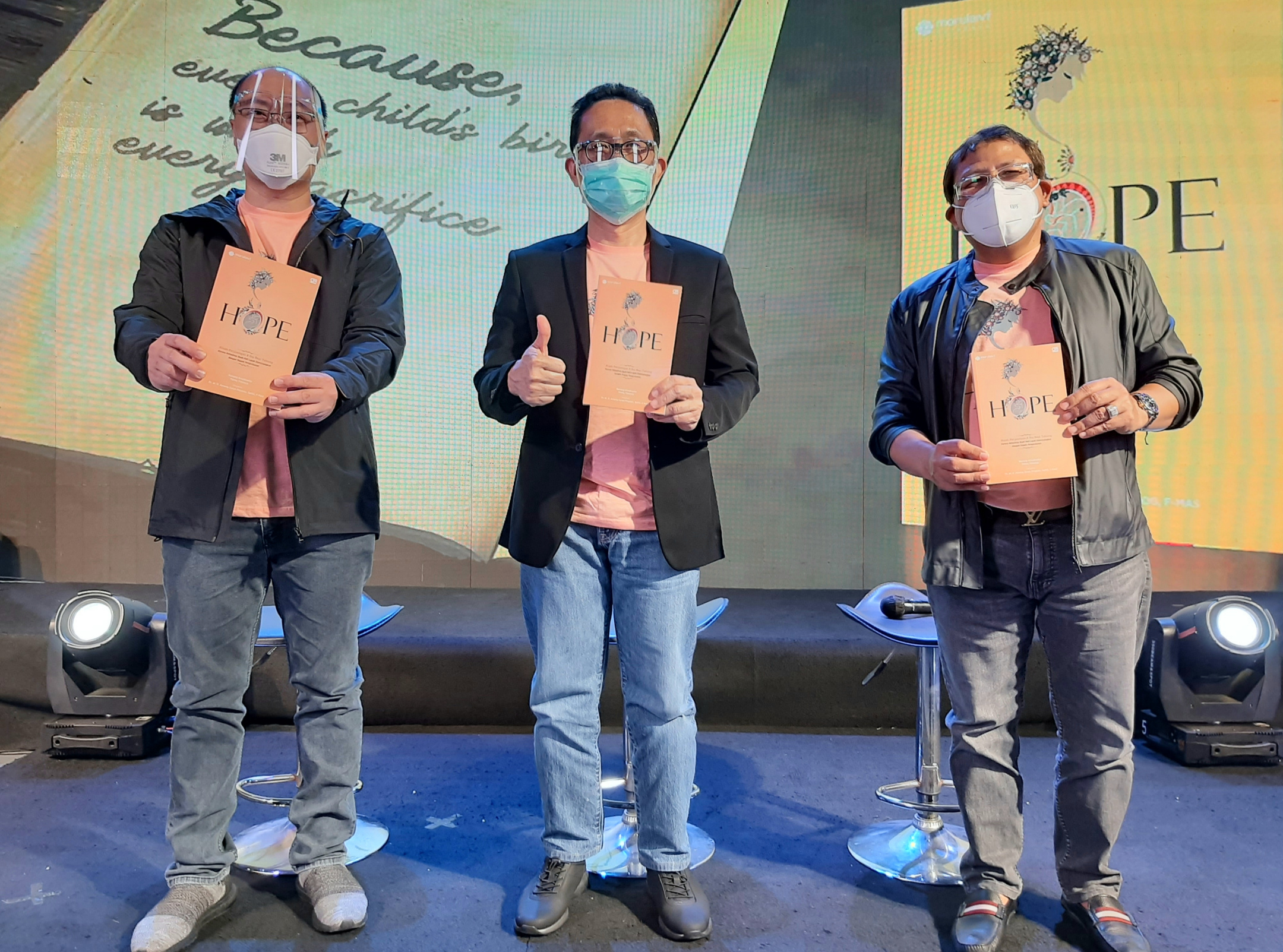 Doker Amang Surya (paling kiri) bersama dua dokter Morula IVF lainnya saat menunjukan buku yang berjudul 'HOPE' bercerita tentang perjuangan pasutri dalam melakukan bayi tabung. (Foto: Pita Sari/Ngopibareng.id)
