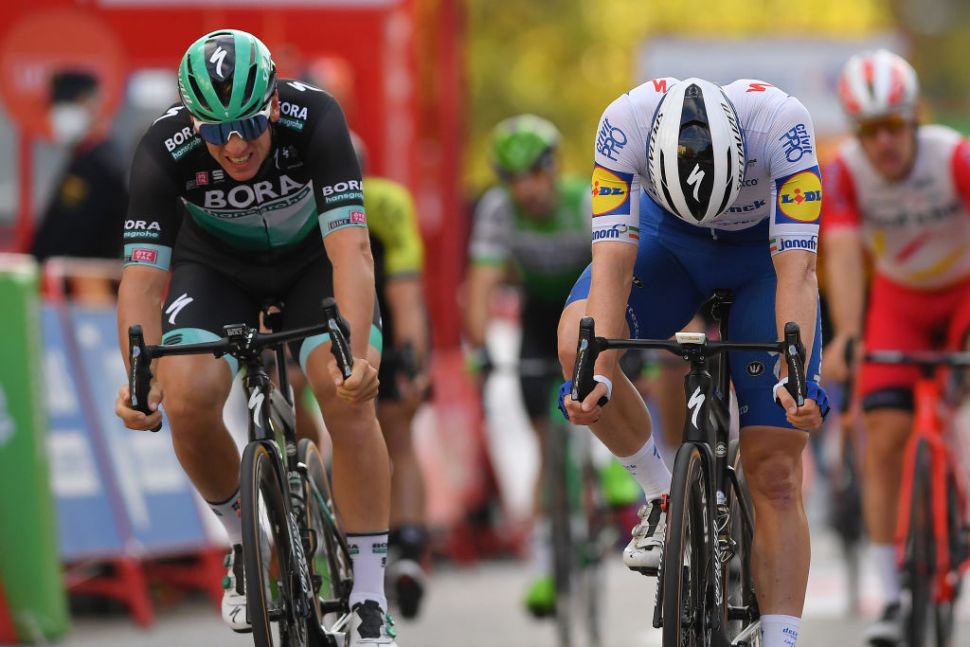 Pascal Ackermann (Bora-Hansgrohe) menang atas Sam Bennett (Deceuninck-QuickStep) via foto finish di etape final Vuelta a Espana 2020. (Foto: Istimewa)