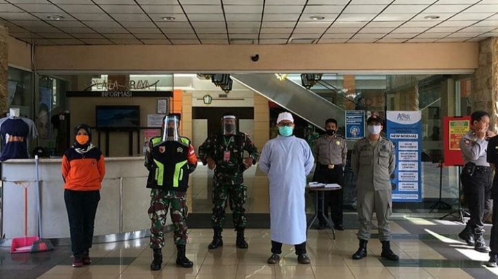 Salah satu petugas dari Puskesmas Polowijen saat melakukan penjagaan bersama personel TNI-Polri di Mall Araya, Kota Malang (Foto: Istimewa)