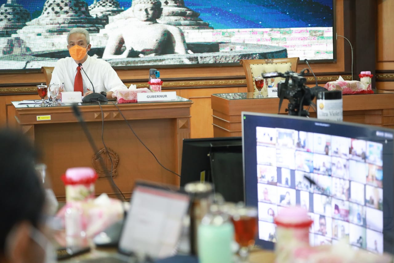 Gubernur Ganjar Pranowo saat memimpin rapat pembahasan letusan Merapi. (Foto: Ist/Ngopibareng.id)