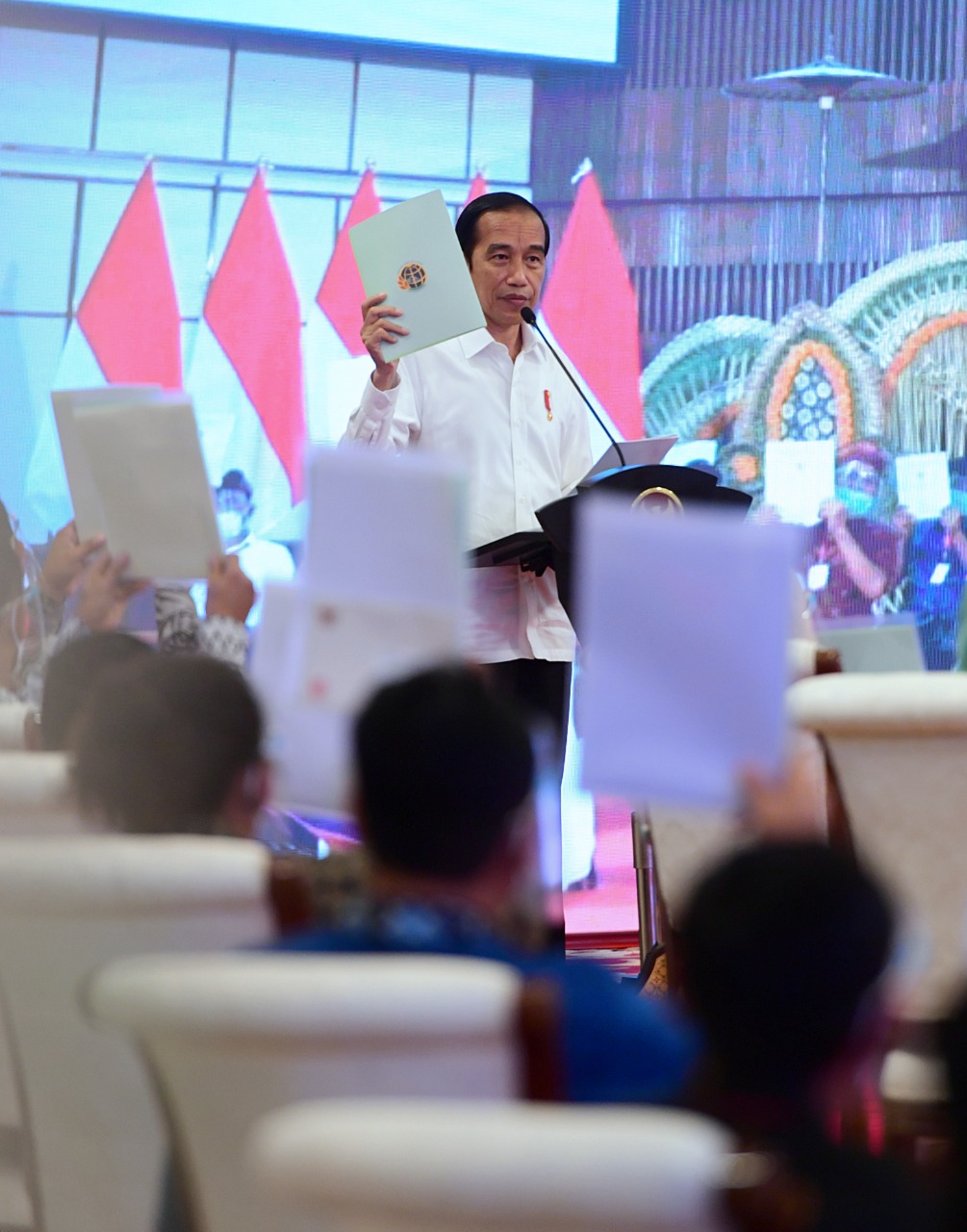 Presiden Joko Widodo (Jokowi) membagikan 1 juta sertifikat tanah ke-34 provinsi. (Foto: Setpres)