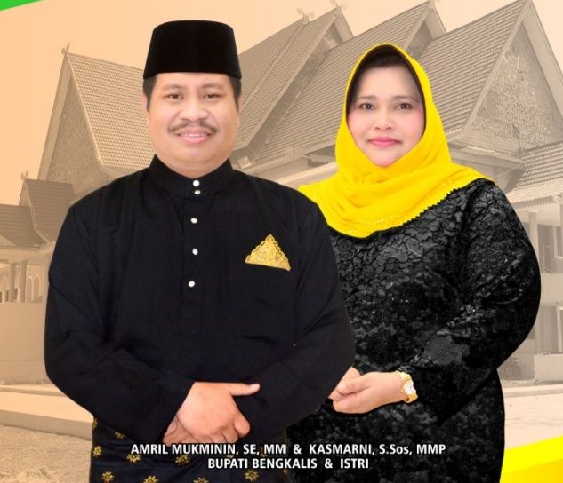 Amril Mukminin, mantan Bupati Bengkalis dan istrinya, Kasmarni, Camat Mandau, Bengkalis yang kini mencalonkan diri sebagai Bupati Bengkalis. (Foto: Dok. Pemkab Bengkalis)