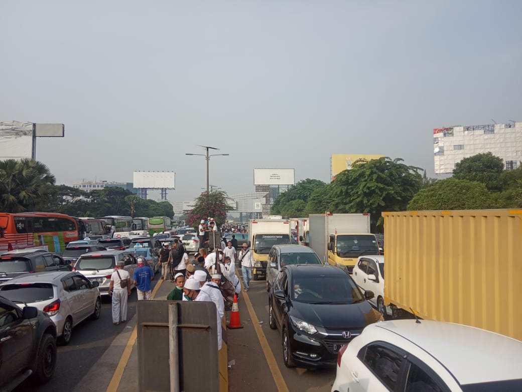 Kemacetan panjang terjadi di jalan menuju Bandara Soekarno-Hatta, Cengkareng. Kemacetan karena massa penjemput Habib Rizieq. (Foto: Asmanu/Ngopibareng.id) 