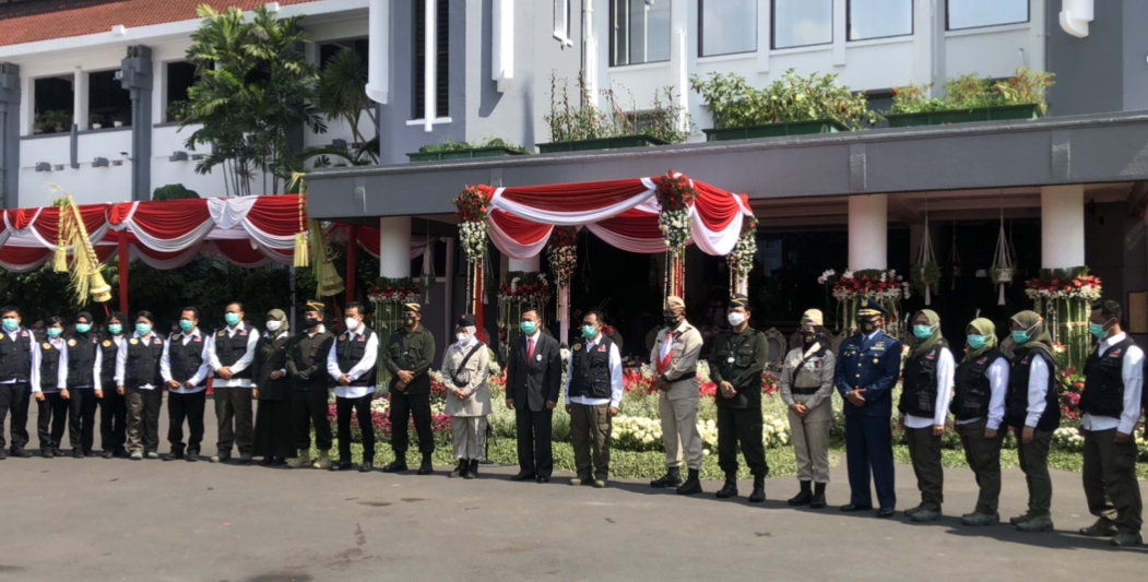 Walikta Surabaya, Tri Rismaharini foto bersama anggota BIN usai upacara Hari Pahlawan di Balai Kota. (Foto: Andhi Dwi/Ngopibareng.id)