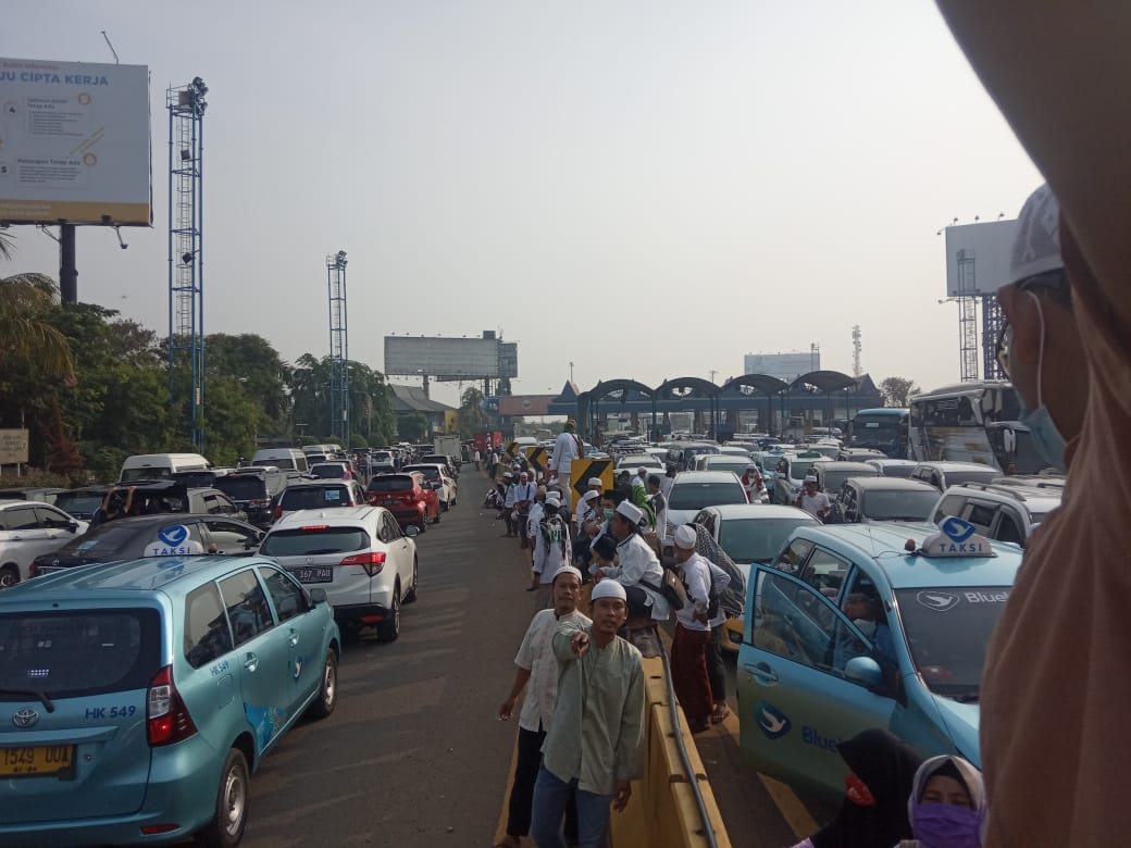 Kemacetan yang terjadi di jalan menuju Bandara Soetta, Selasa, 10 November 2020 pagi. (Foto: Asmanu/Ngopibareng.id)
