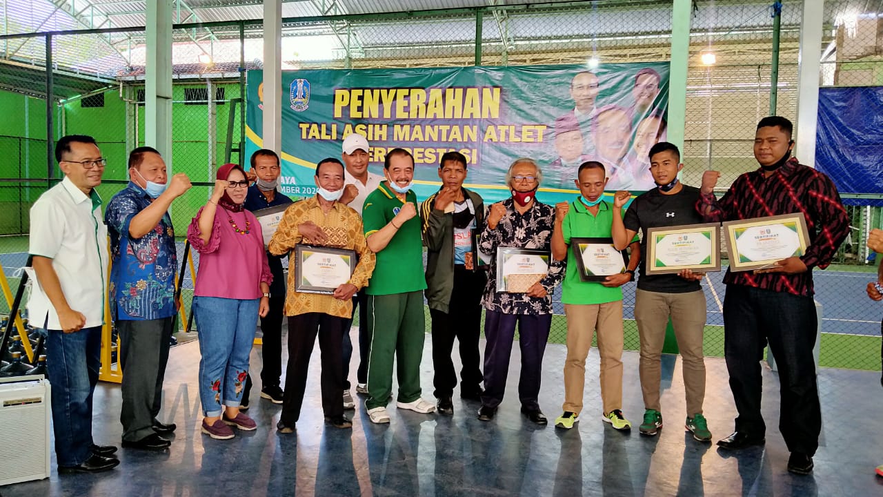 Ketua KONI Jatim, Erlangga Satriagung berfoto bersama dengan para penerima penghargaan di Gedung KONI Jatim, Surabaya, Selasa 10 November 2020. (Foto: Fariz Yarbo/Ngopibareng.id)