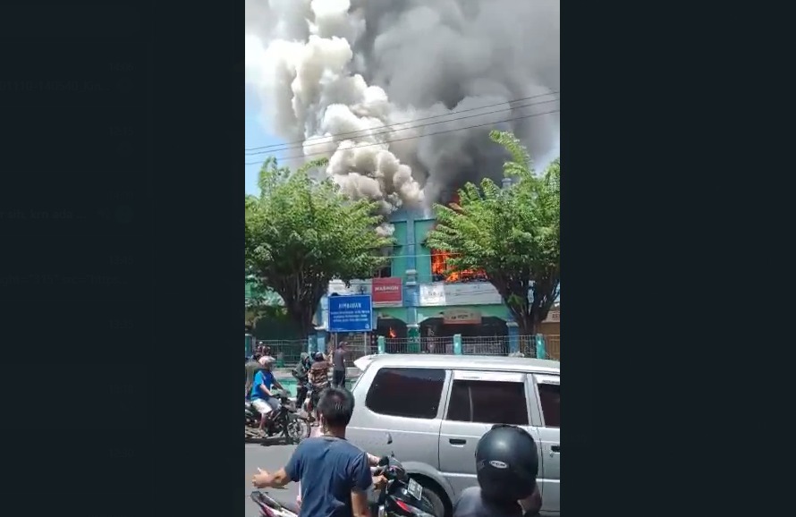 Kebakaran melanda empat ruko di Pasar Larangan, Sidoarjo, Selasa, 10 November 2020. (Foto: Tangkapan Video)