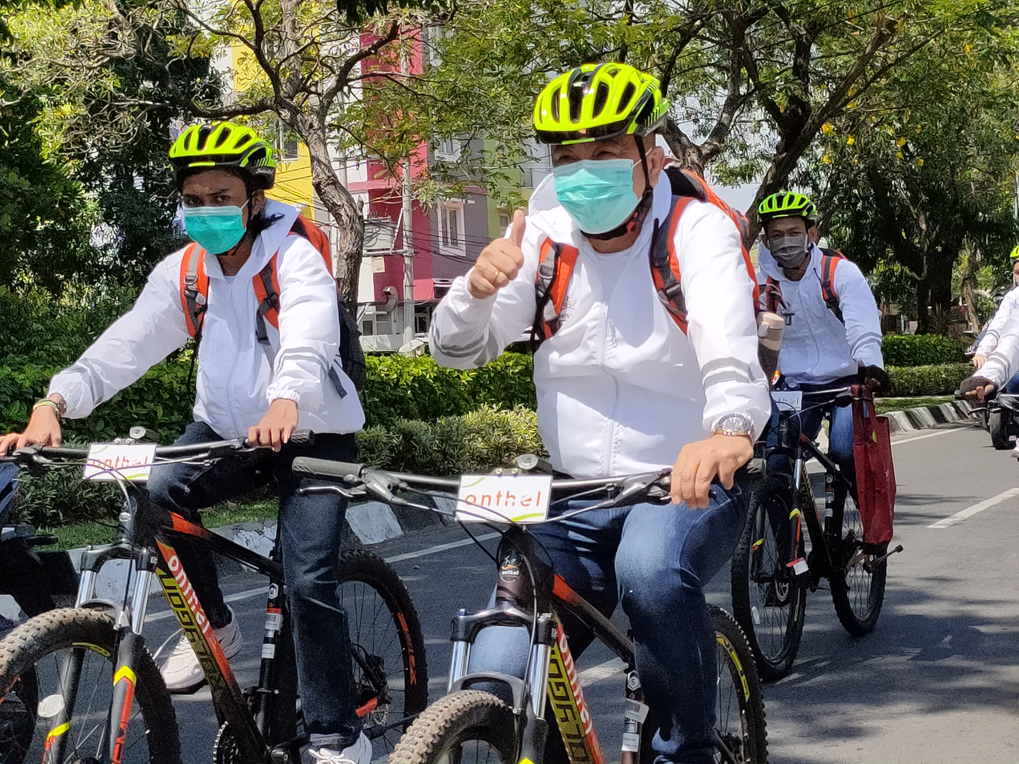 Rektor Ubaya bersama mahasiswa mengantarkan pesanan dengan sepeda onthel. (Foto: Istimewa)