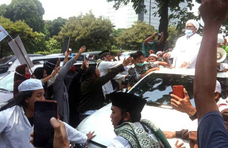 Habib Rizieq tiba di kediamannya di Petamburan, Jakarta Pusat. (Foto: Asmanu/Ngopibareng..id)