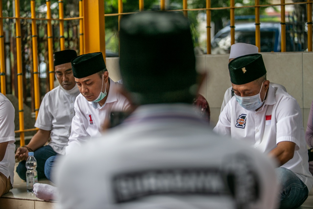 Eri Cahyadi-Armuji ketika ziarah ke makam pahlawan Surabaya. (Foto: PDI Perjuangan)