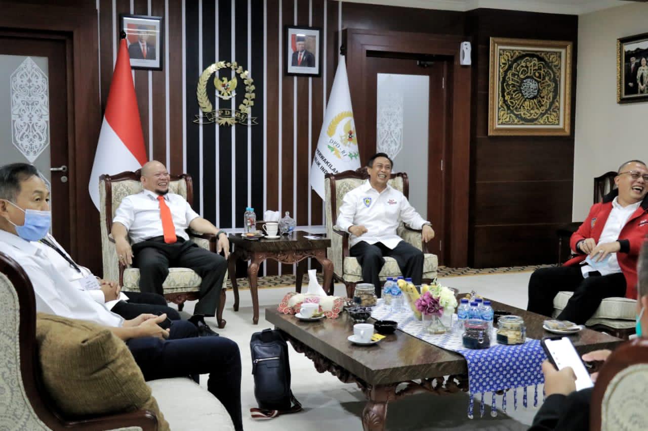 Ketua DPD RI, La Nyalla Mahmud Mattalitti (kanan) ketika menemui tim dari MRTI di Kantor DPD RI, Jakarta, Selasa 10 November 2020. (Foto: Istimewa)