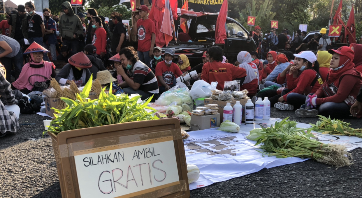Lapak bahan pangan gratis yang disediakan API Jatim, saat demo tolak Omnibus Law di depan Grahadi, Selasa, 10 November 2020 (Foto: Andhi Dwi/Ngopibareng.id)