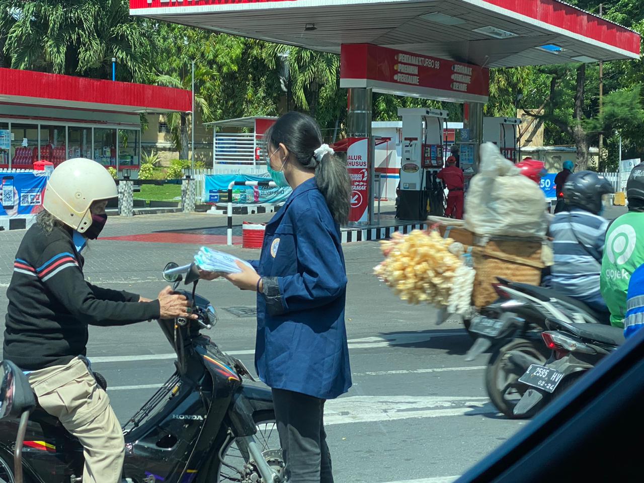 Mahasiswa Unair membagikan masker di salah satu titik di Surabaya. (Foto: istimewa)