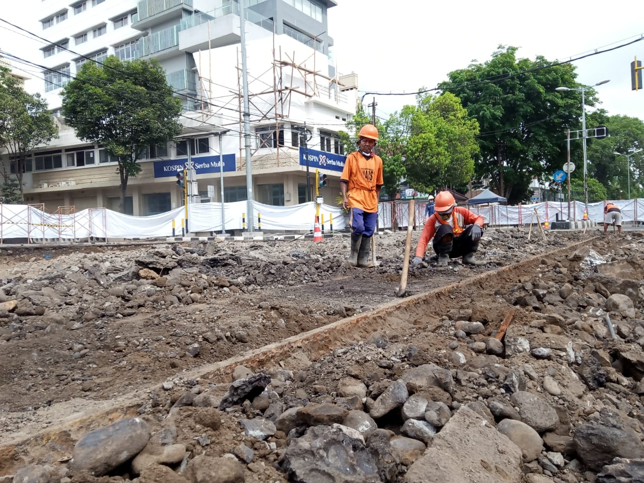 Jalur trem sepanjang 200 meter ditemukan di lokasi proyek pembangunan kawasan Kayutangan Heritage, Jalan Basuki Rachmat, Kota Malang (Foto: Lalu Theo/Ngopibareng.id)