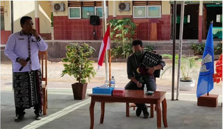 Mendikbud Nadiem Makarim saat berkunjung ke SMKN 1 Rote Barat, Rote Ndao, Nusa Tenggara Timur, Rabu 11 November 2020. (Foto: Antara/Indriani).