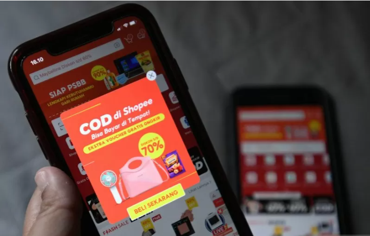 Konsumen menunjukkan aplikasi belanja daring Shopee melalui gawai di Jakarta, Rabu 16 September 2020. (Foto: Antara/Puspa Perwitasari)