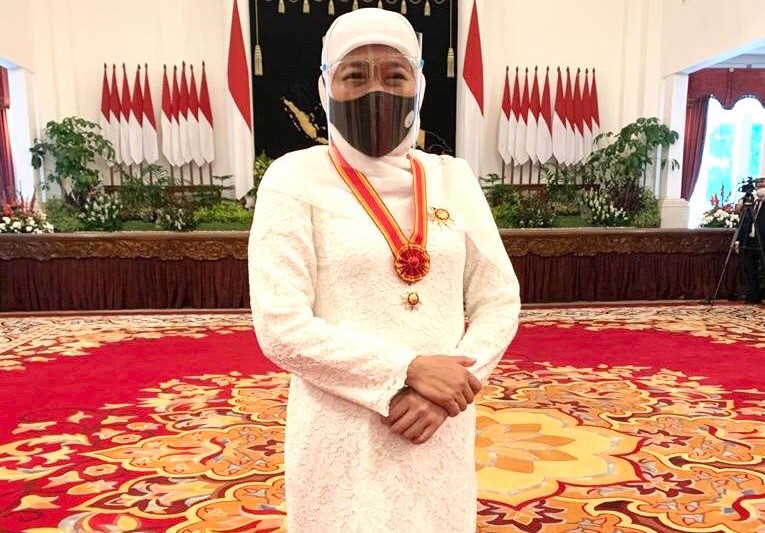 Gubernur Jawa Timur mendapat penghargaan Bintang Mahaputera Utama dari Presiden Jokowi. (Foto: Setpres)