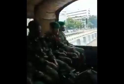 Video viral, seorang anggota TNI teriakkan 'Kami Bersamamu Imam Besar Habib Rizieq Shihab. Takbir'. (Foto: Tangkapan Video)