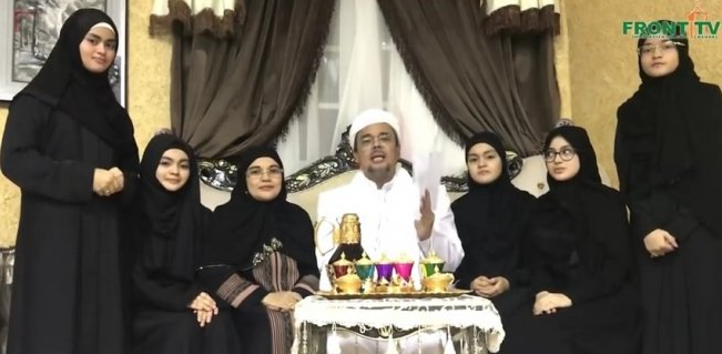 Pemimpin Front Pembela Islam (FPI), Rizieq Syihab bersama istri dan putri-putrinya. (Foto: YouTube Front TV)