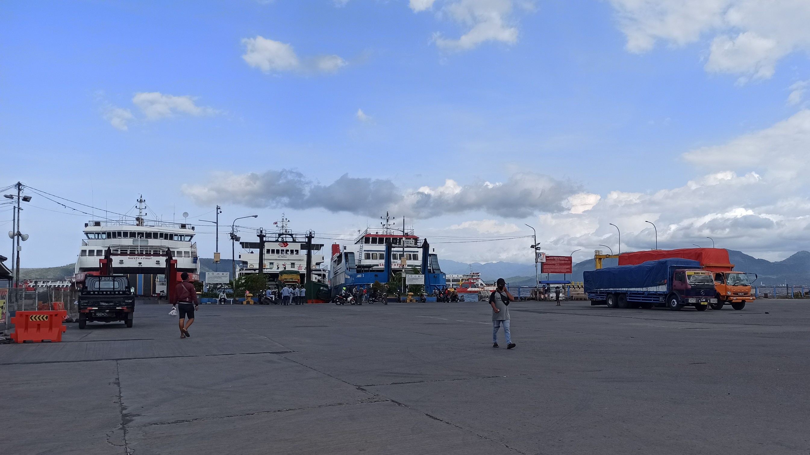 Dermaga LCM Pelabuhan Penyeberangan Ketapang, Banyuwangi, Jawa Timur. (Foto: Muh Hujaini/Ngopibareng.id)