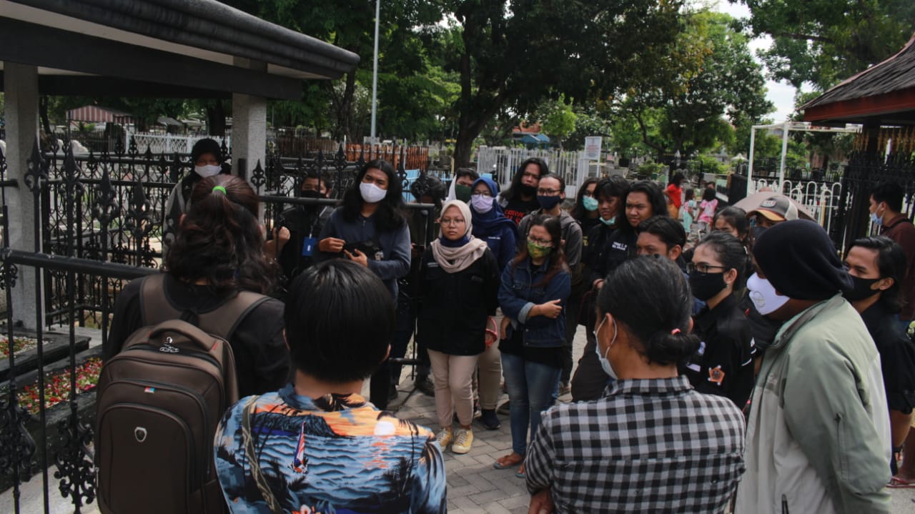 IKA dan Maba Stikosa AWS ziarah makam pendiri sekolah tinggi penghasil jurnalis di Indonesia, A. Aziz. (Foto: IKA Stikosa AWS)