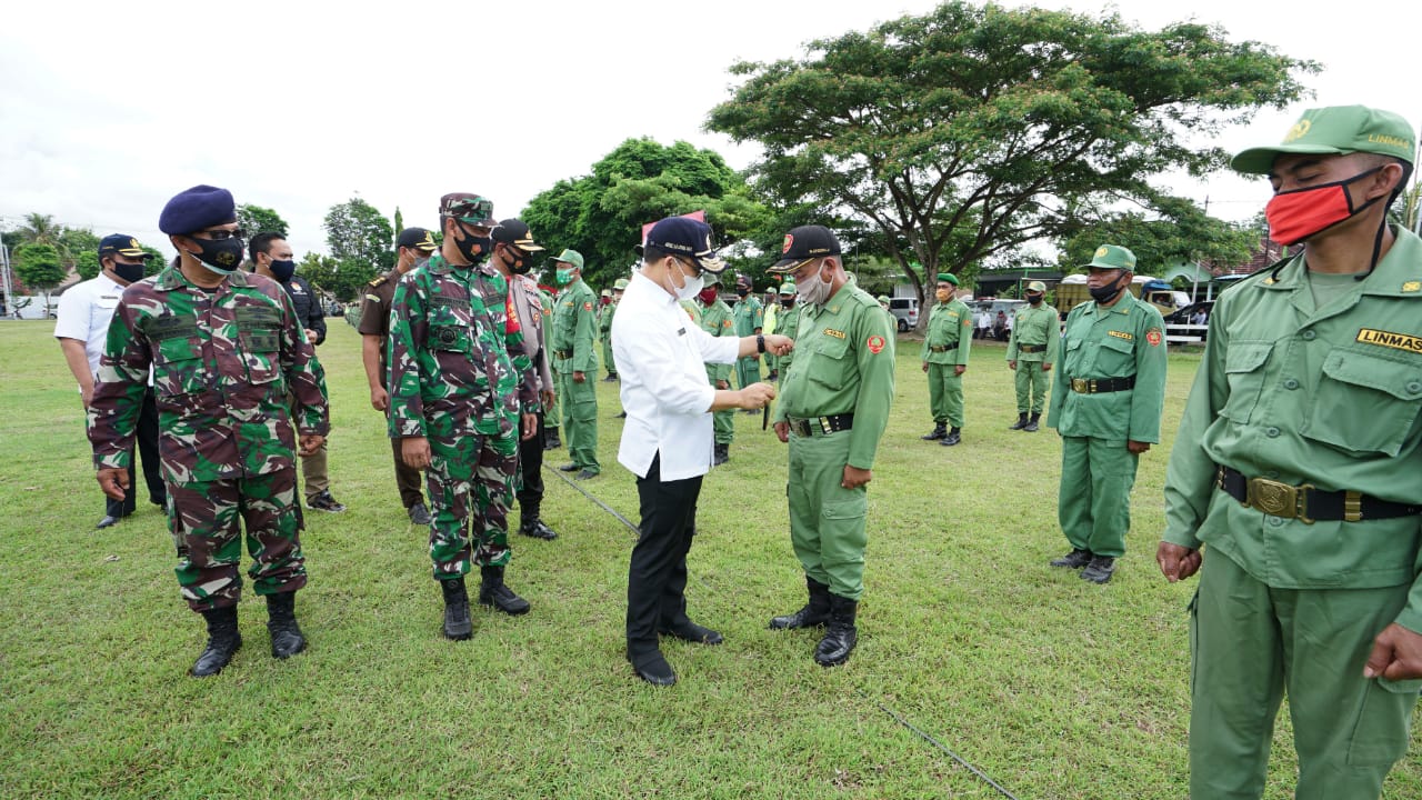 Bupati Banyuwangi, Abdullah Azwar Anas memeriksa kelengkapan anggota Satlinmas dalam apel gelar pasukan Satlinmas dalam rangka pengamanan pilkada 2020. (Foto: Istimewa)