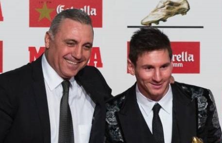 Hristo Stoichkov saat bersama Lionel Messi di acara penghargaan sepatu emas. (Foto: Marca)