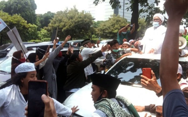 Habib Rizieq tiba di kediamannya di Petamburan, Jakarta Pusat. (Foto: Asmanu/Ngopibareng.id)