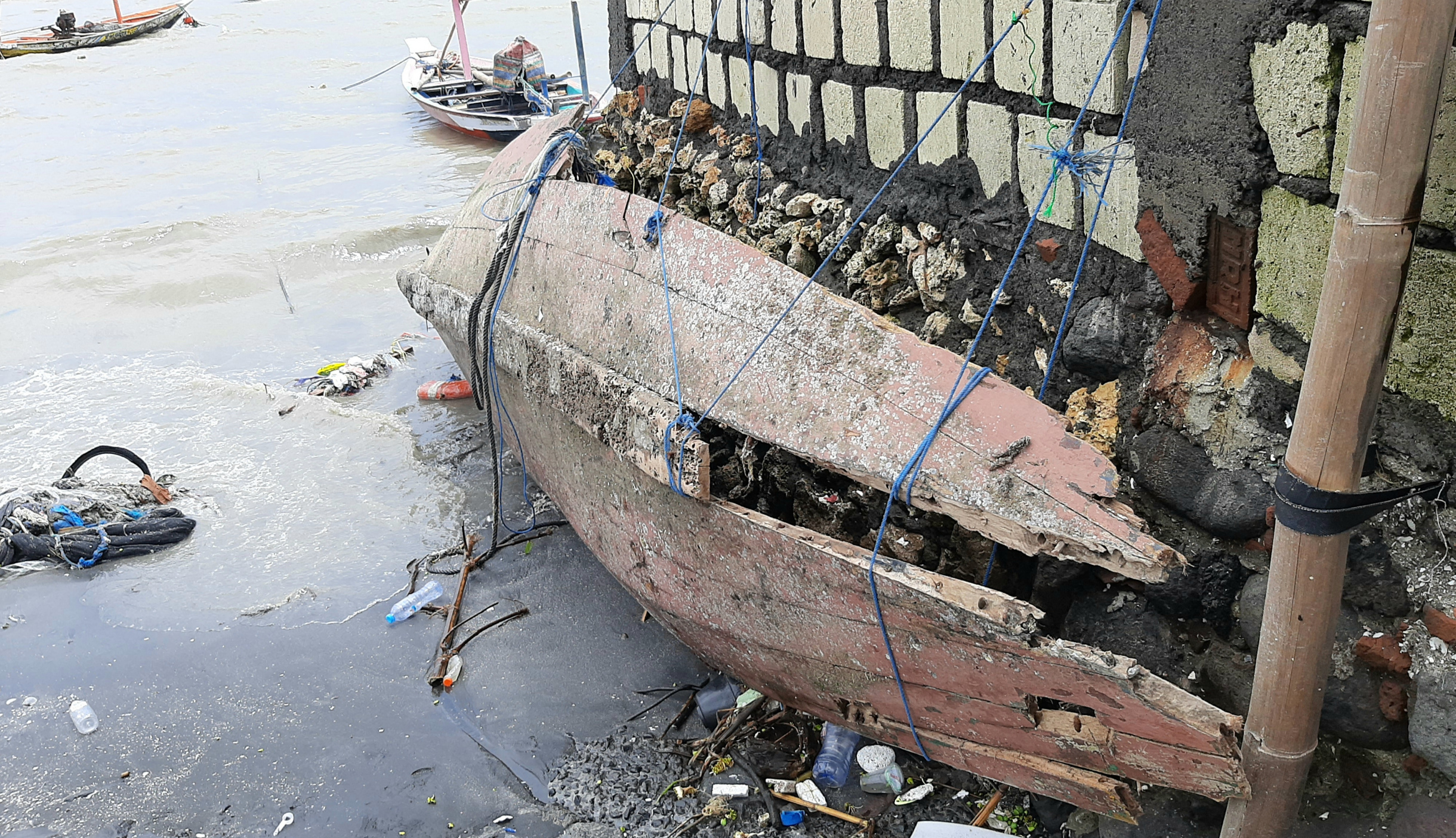 Bangkai perahu yang hancur saat diterpa ombak tinggi semalam. (Foto: Pita Sari/Ngopibareng.id)